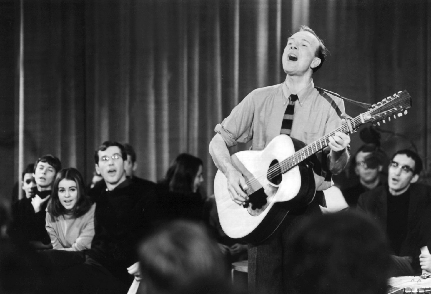 Pete Seeger Remembered Biography of the Pied Piper of People s